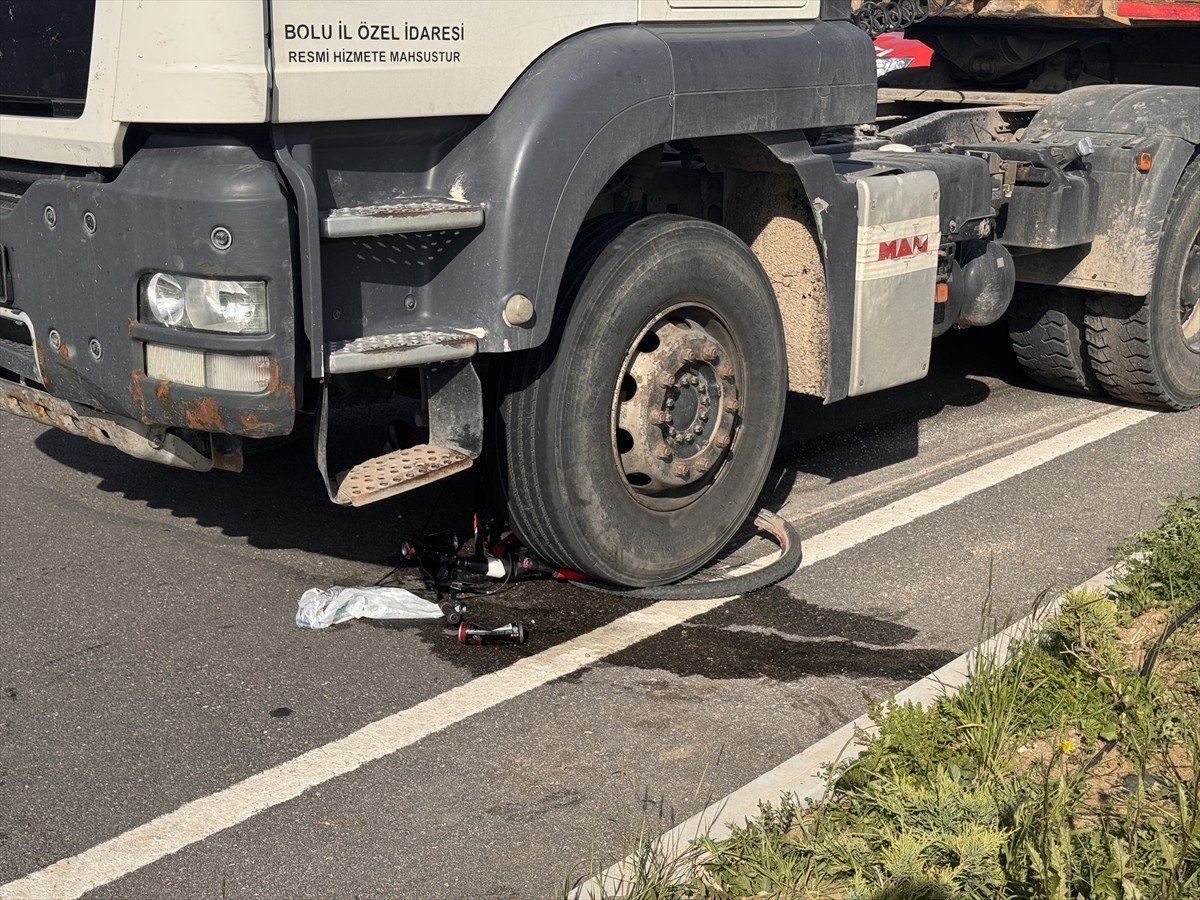 Bolu'da tırın çarptığı bisikletli genç ağır yaralandı.