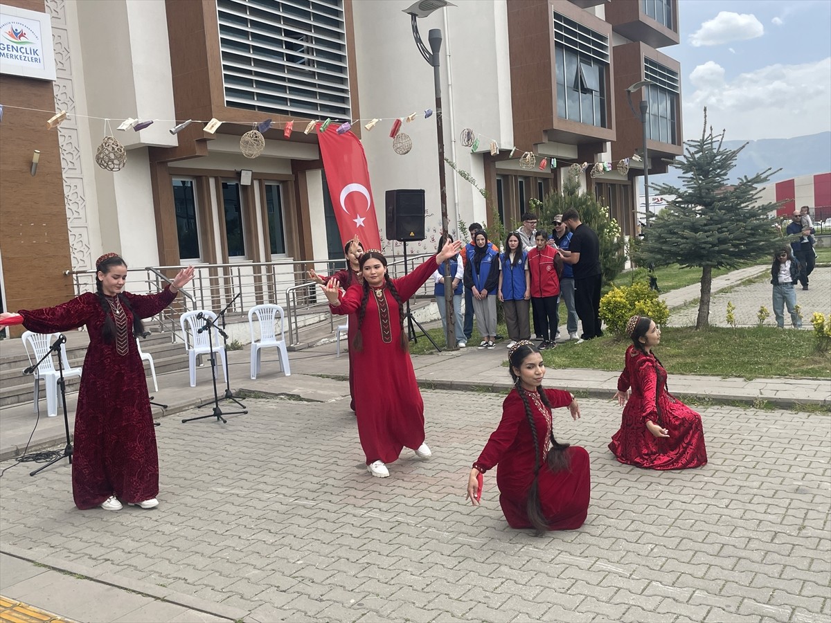 Bolu'da Türk Dünyası Kültür Buluşması etkinliği düzenlendi. Kültürel kaynaşmayı artırmak ve Türk...