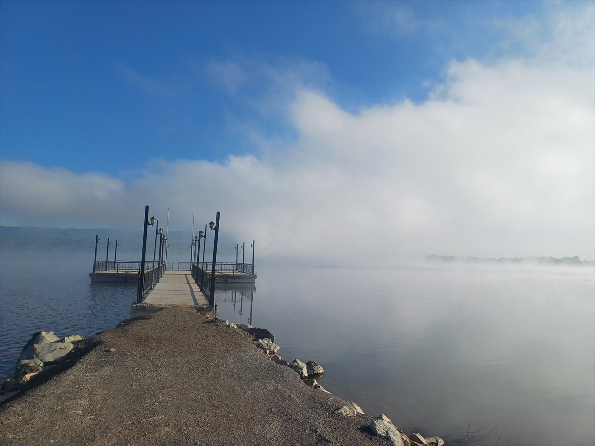 Bolu'nun Yeniçağa ilçesinde bulunan Yeniçağa Kuş Cenneti'nde sis, güzel manzara sundu.