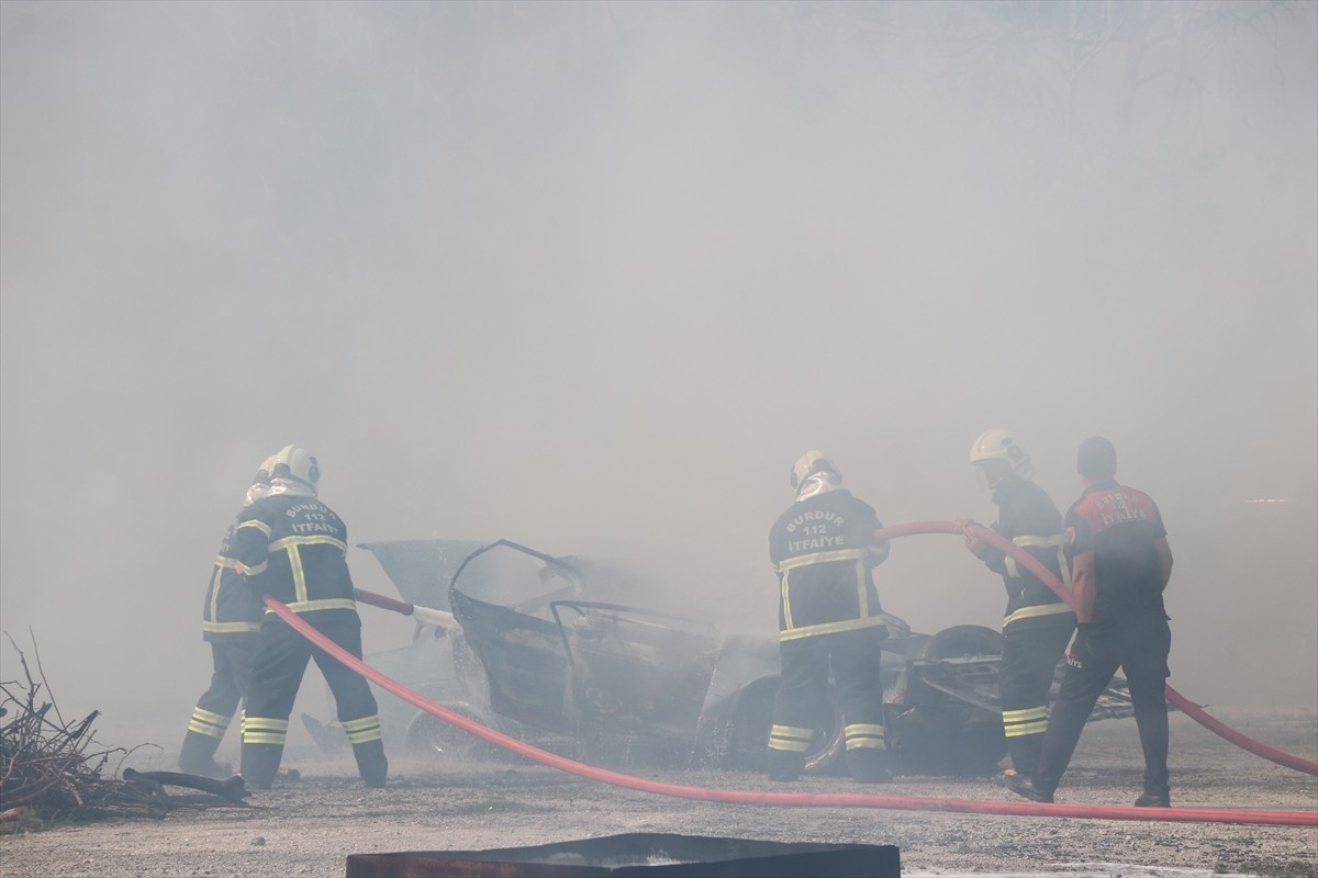 Burdur Belediyesi İtfaiye Müdürlüğü tarafından itfaiye personeline temel itfaiyecilik ve arama...