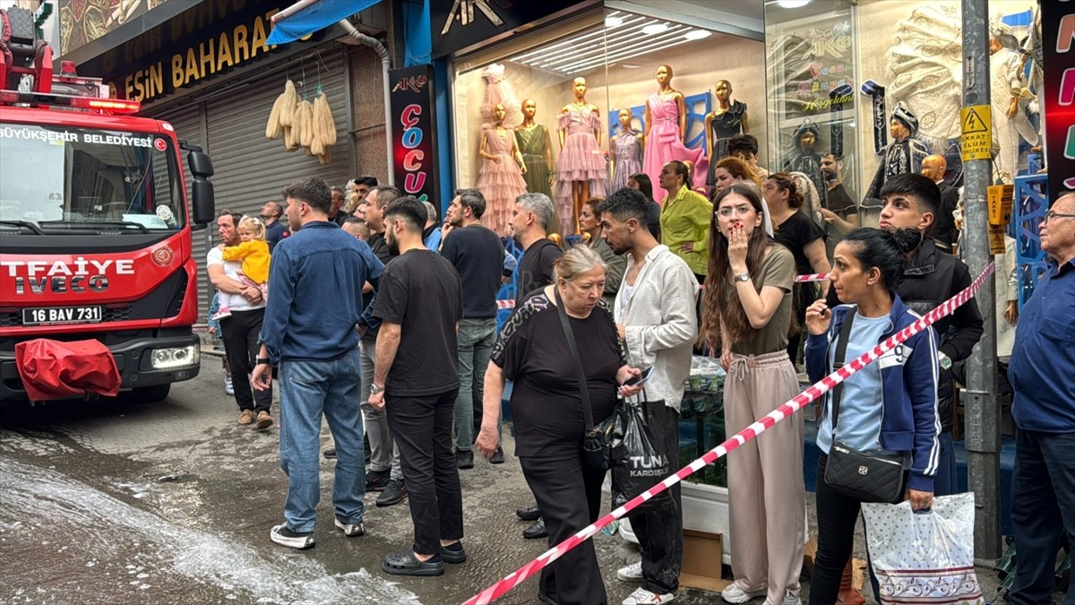 Bursa'da 4 katlı giyim mağazasının teras katında çıkan yangın, itfaiye ekiplerince...