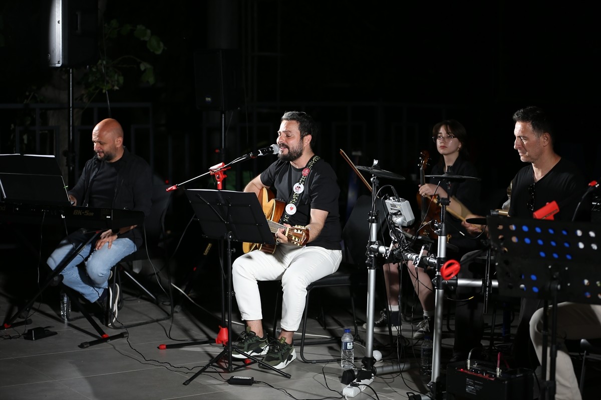 Bursa'da, BTSO Sait Ete İlkokulu yönetimince düzenlenen "çadır kampı" etkinliği, öğrenci ve...