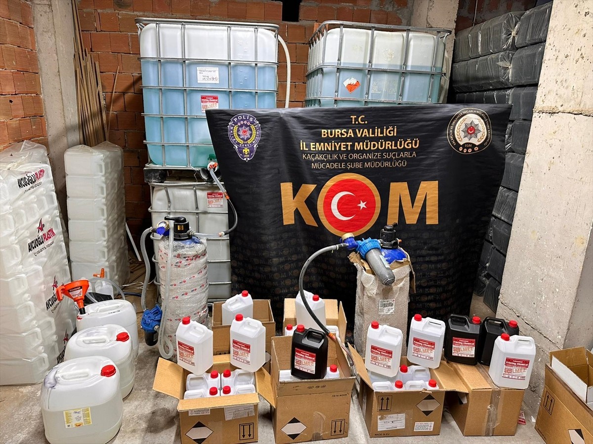 Bursa'da düzenlenen kaçakçılık operasyonlarında 2 şüpheli gözaltına alındı. Şüphe üzerine...