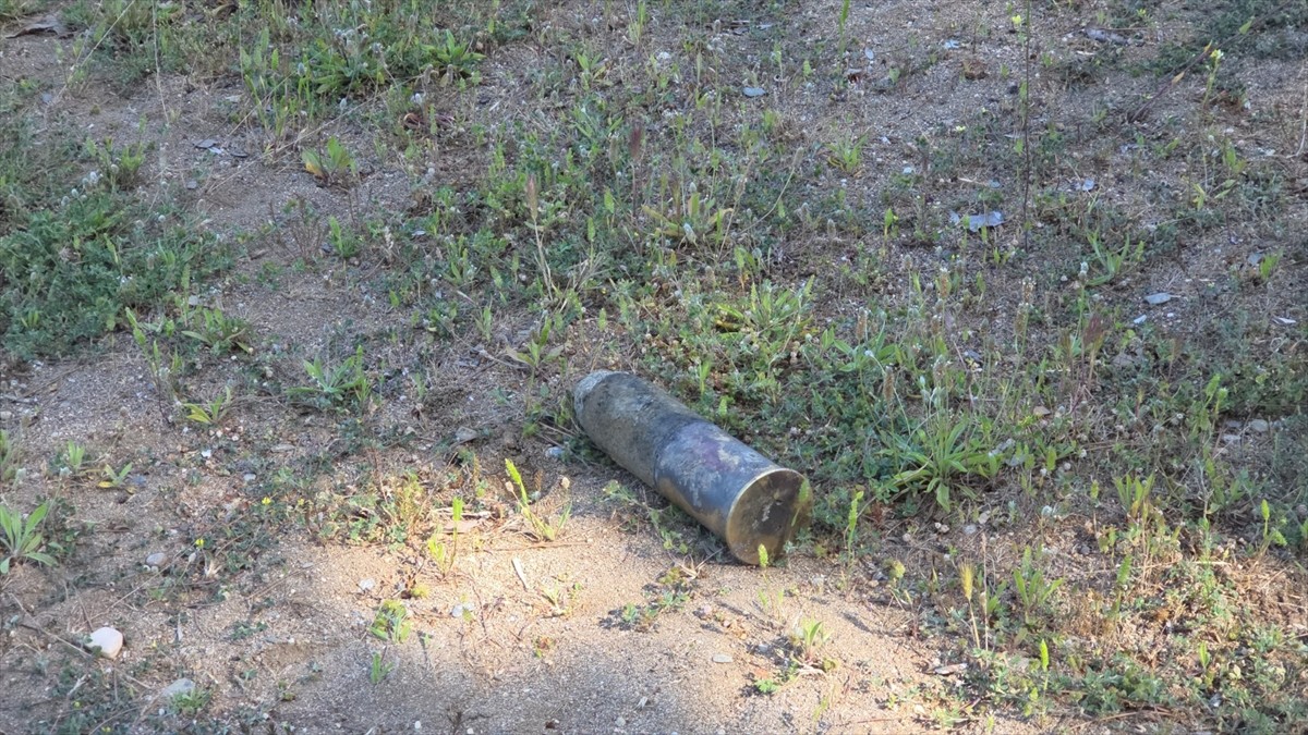 Bursa'da, İznik Gölü kıyısında bulunan patlamamış top mermisi, bomba imha ekiplerince fünyeyle...