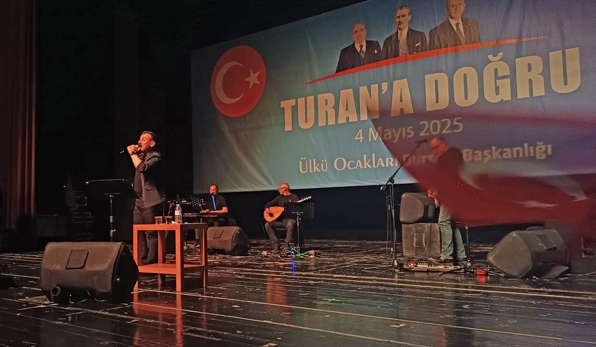 Bursa'da "Turan'a Doğru" konserinde sanatçı Atilla Yılmaz ve Osman Öztunç konser verdi.