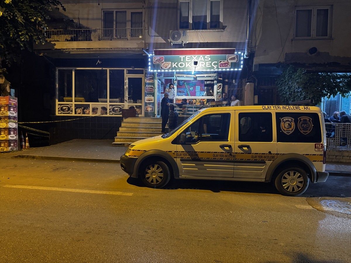 Bursa'nın Osmangazi ilçesinde bir berber dükkanına düzenlenen silahlı saldırıda yaralanan çırak...