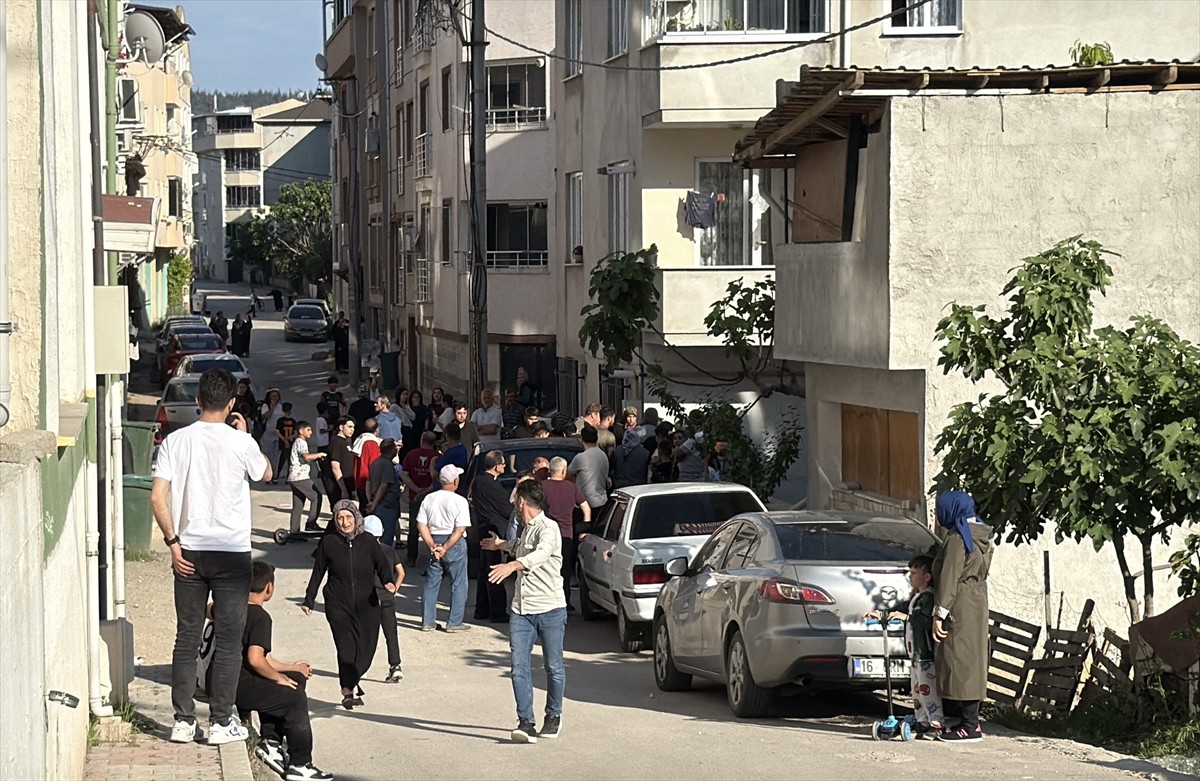 Bursa'nın Osmangazi ilçesinde, komşular arasında çıkan kavgada 4 kişi yaralandı.