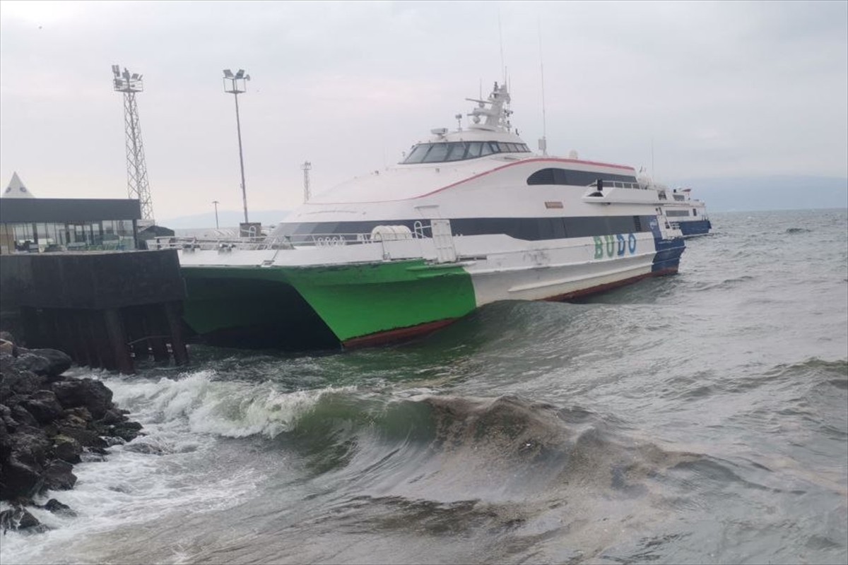 Bursa Büyükşehir Belediyesince İstanbul ile Bursa arasında işletilen deniz otobüslerinin 8 seferi...