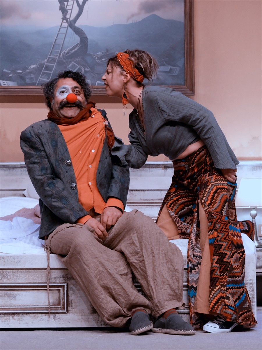 Bursa Devlet Tiyatrosu, Fransız yazar Christine Reverho'nun kaleme aldığı "Kahvaltı Dahil"...