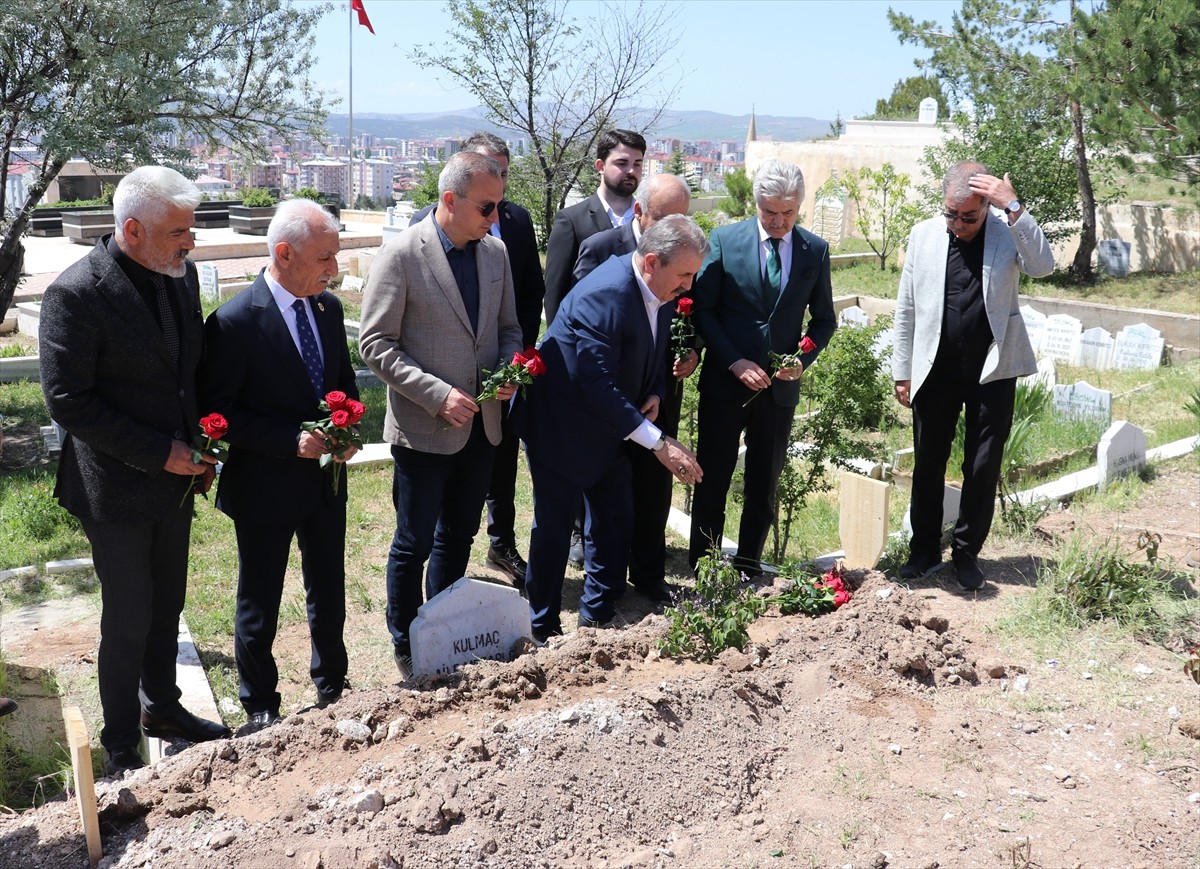 Büyük Birlik Partisi (BBP) Genel Başkanı Mustafa Destici (sağ 4), mide kanseri nedeniyle hayatını...