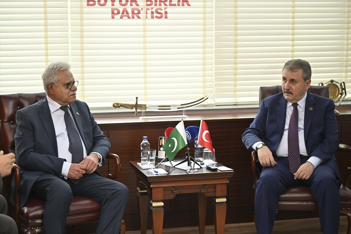 Büyük Birlik Partisi (BBP) Genel Başkanı Mustafa Destici (sağda), Pakistan'ın Ankara Büyükelçisi...