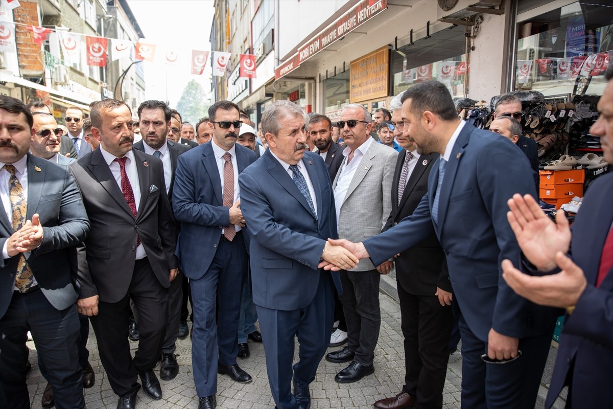 Büyük Birlik Partisi (BBP) Genel Başkanı Mustafa Destici, Sakarya'nın Akyazı ilçesinde parti...