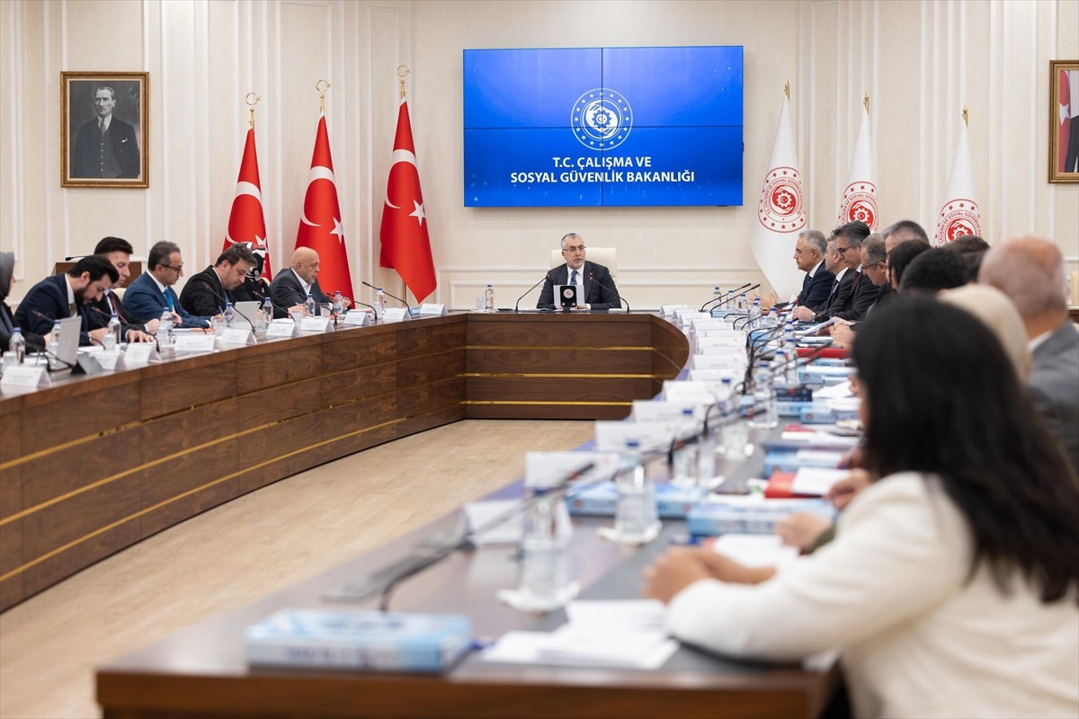 Çalışma ve Sosyal Güvenlik Bakanı Vedat Işıkhan, HAK-İŞ Genel Başkanı Mahmut Arslan ve...