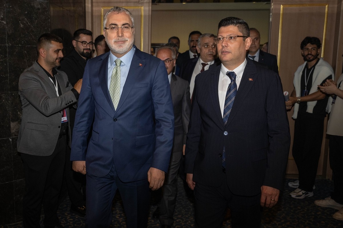 Çalışma ve Sosyal Güvenlik Bakanı Vedat Işıkhan, Türk Metal Sendikası tarafından bir otelde...