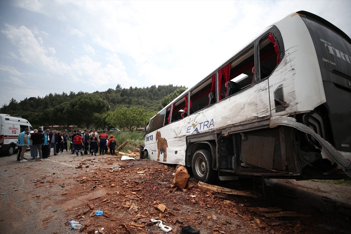 Çanakkale'de yolcu otobüsü ile kamyonun çarpışması sonucu ilk belirlemelere göre ölü ve yaralılar...
