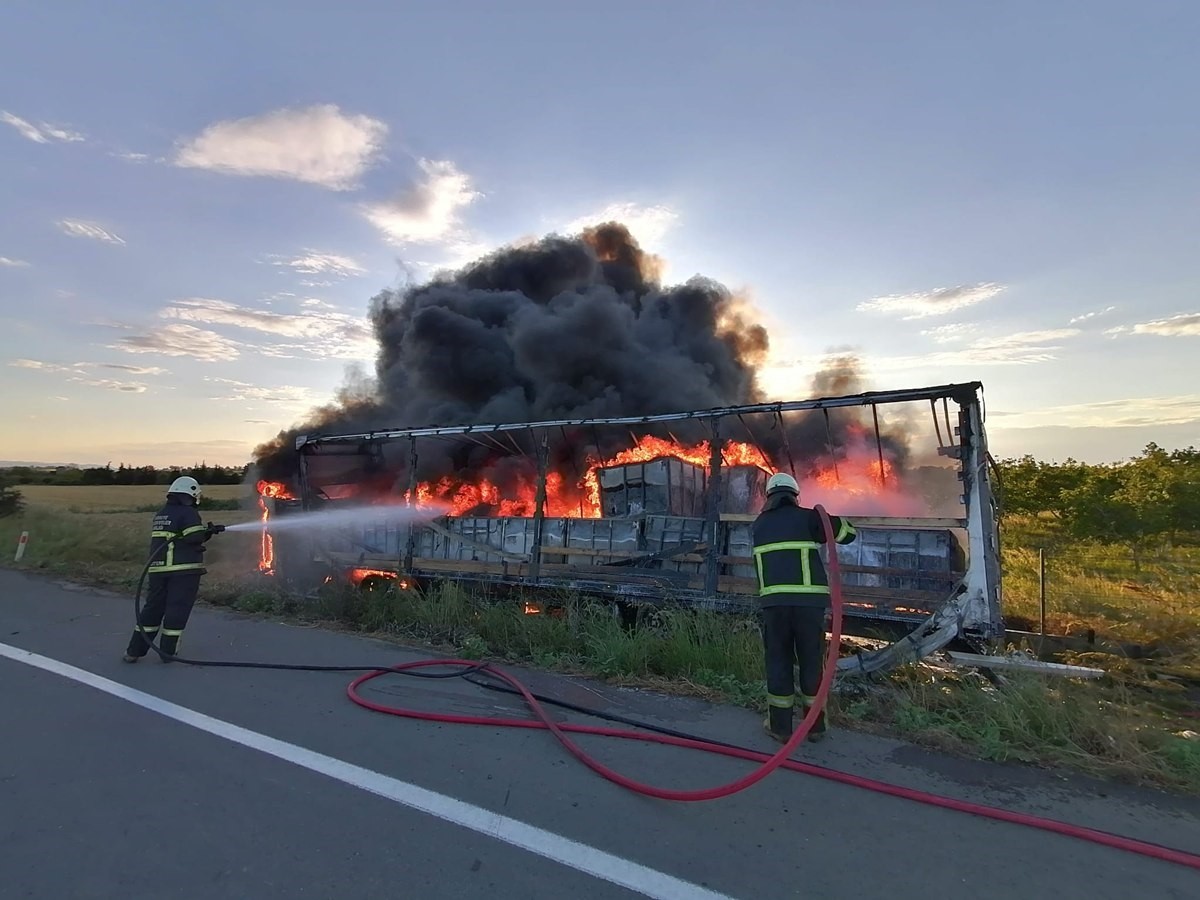 Çanakkale'nin Gelibolu ilçesinde devrilen tırda çıkan yangın itfaiye ekiplerince...