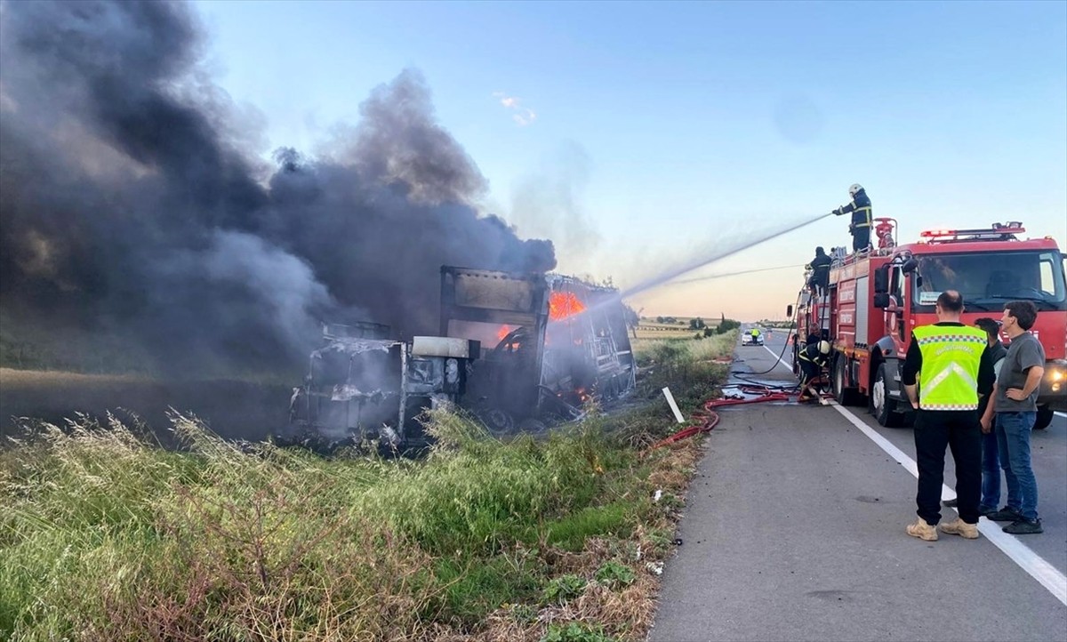 Çanakkale'nin Gelibolu ilçesinde devrilen tırda çıkan yangın itfaiye ekiplerince...