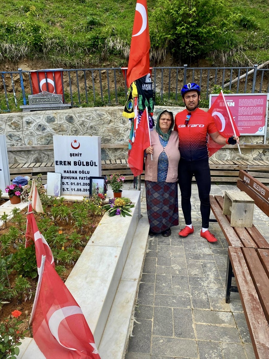 Çanakkale Şehitliği'nden aldığı toprak ve Türk bayrağını Samsun'a ulaştırdıktan sonra Trabzon'a...
