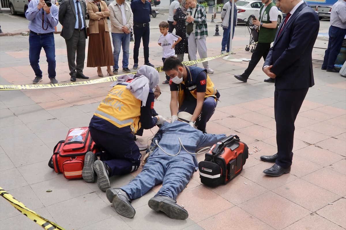 Çankırı'da Dünya Tütünsüz Günü kapsamında, sigaranın zararlarına dikkat çekmek amacıyla...