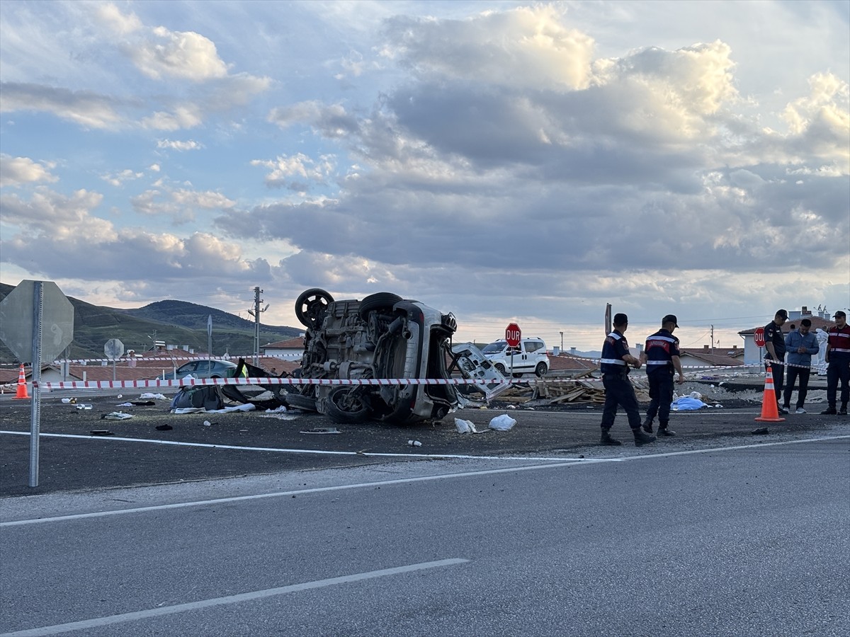 Çankırı'da takla atan otomobildeki 1 kişi öldü, 3 kişi yaralandı.