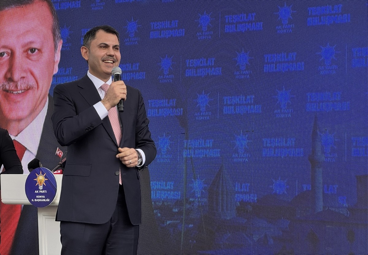 Çevre, Şehircilik ve İklim Değişikliği Bakanı Murat Kurum,  AK Parti Konya İl Başkanlığı önünde...