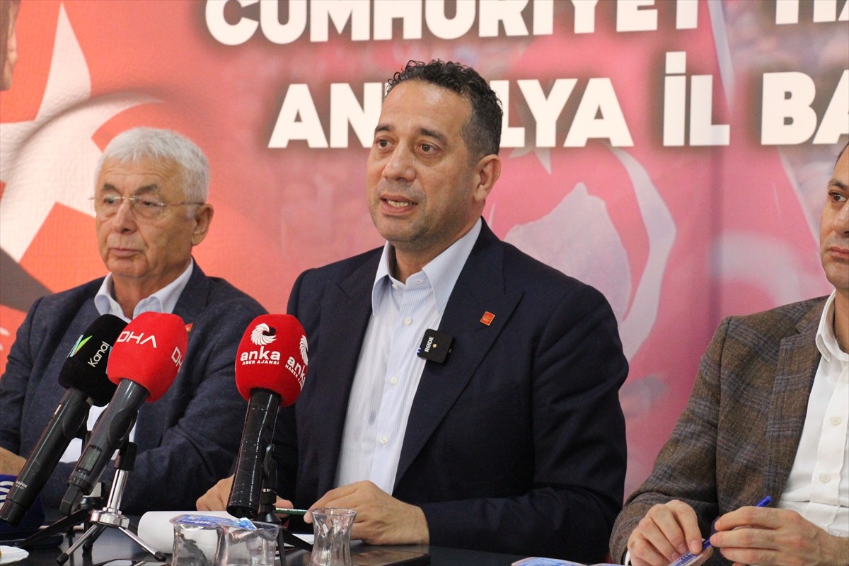 CHP Antalya İl Başkanlığı'nda basın toplantısı düzenlendi. CHP Grup Başkanvekili Ali Mahir Başarır...