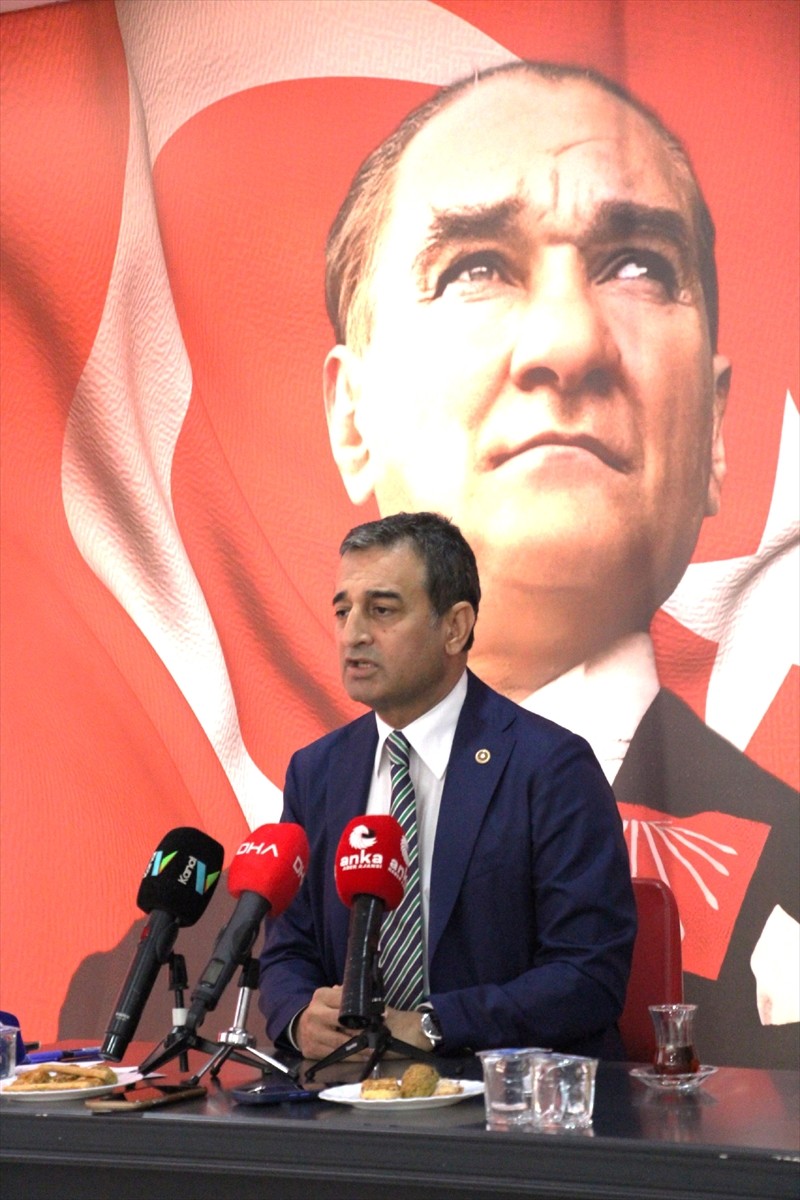 CHP Antalya İl Başkanlığı'nda basın toplantısı düzenlendi. CHP Grup Başkanvekili Ali Mahir Başarır...