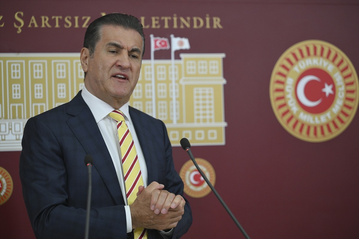 CHP Erzincan Milletvekili Mustafa Sarıgül, TBMM'de düzenlediği basın toplantısında Erzincan'daki...