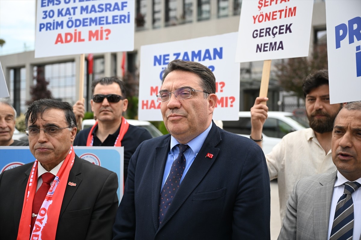 CHP Genel Başkan Yardımcısı Yankı Bağcıoğlu, Ordu Yardımlaşma Kurumu (OYAK) Genel Müdürlüğü önünde...