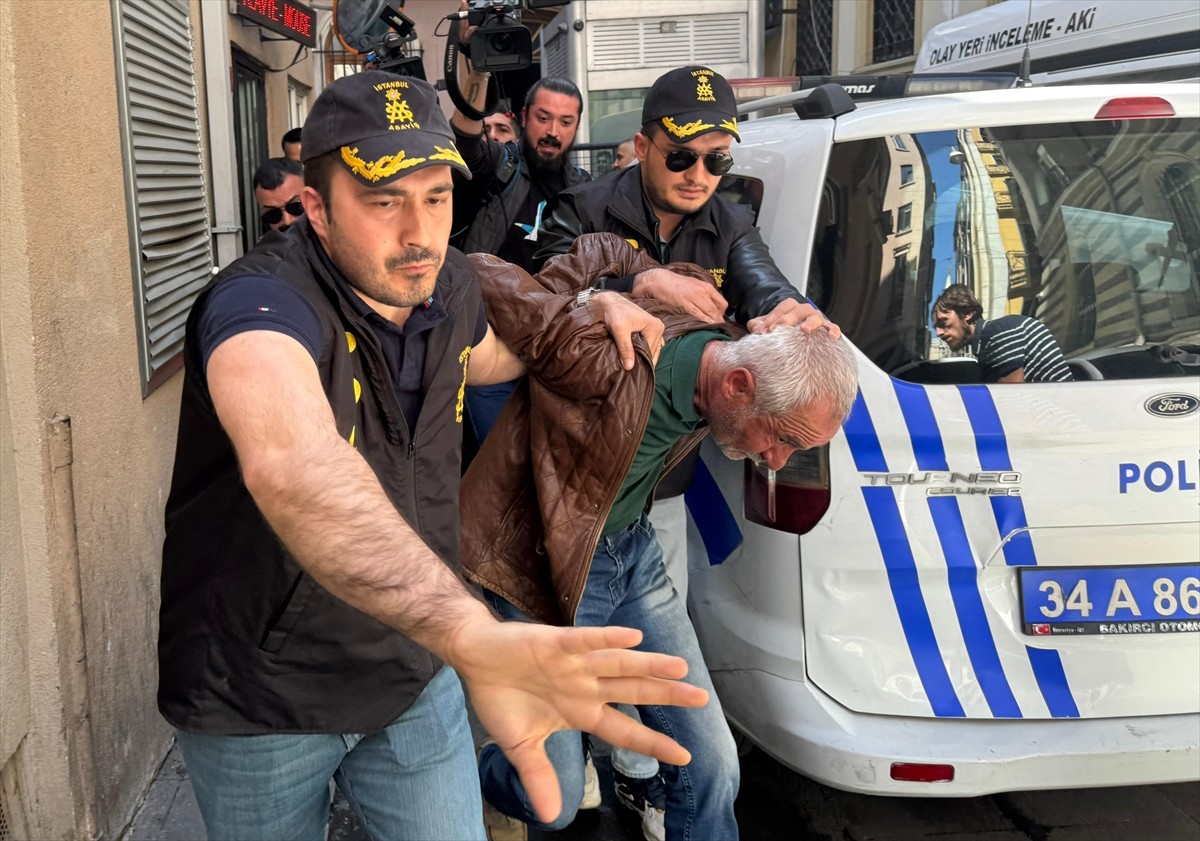 CHP Genel Başkanı Özgür Özel'e saldırıda bulunan şüpheli S.T., Beyoğlu İlçe Emniyet...