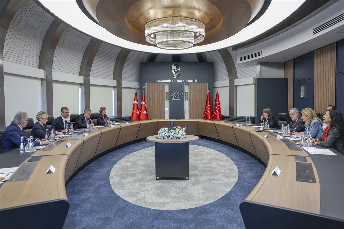 CHP Genel Başkanı Özgür Özel, Avrupa Konseyi Yerel ve Bölgesel Yönetimler Kongresi Başkanı Marc...