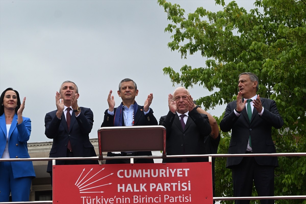 CHP Genel Başkanı Özgür Özel, Düzce Anıtpark Meydanı'nda "Millet İradesine Sahip Çıkıyor"...