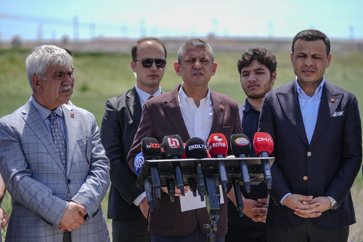 CHP Genel Başkanı Özgür Özel, İstanbul Büyükşehir Belediyesine (İBB) yönelik yolsuzluk...