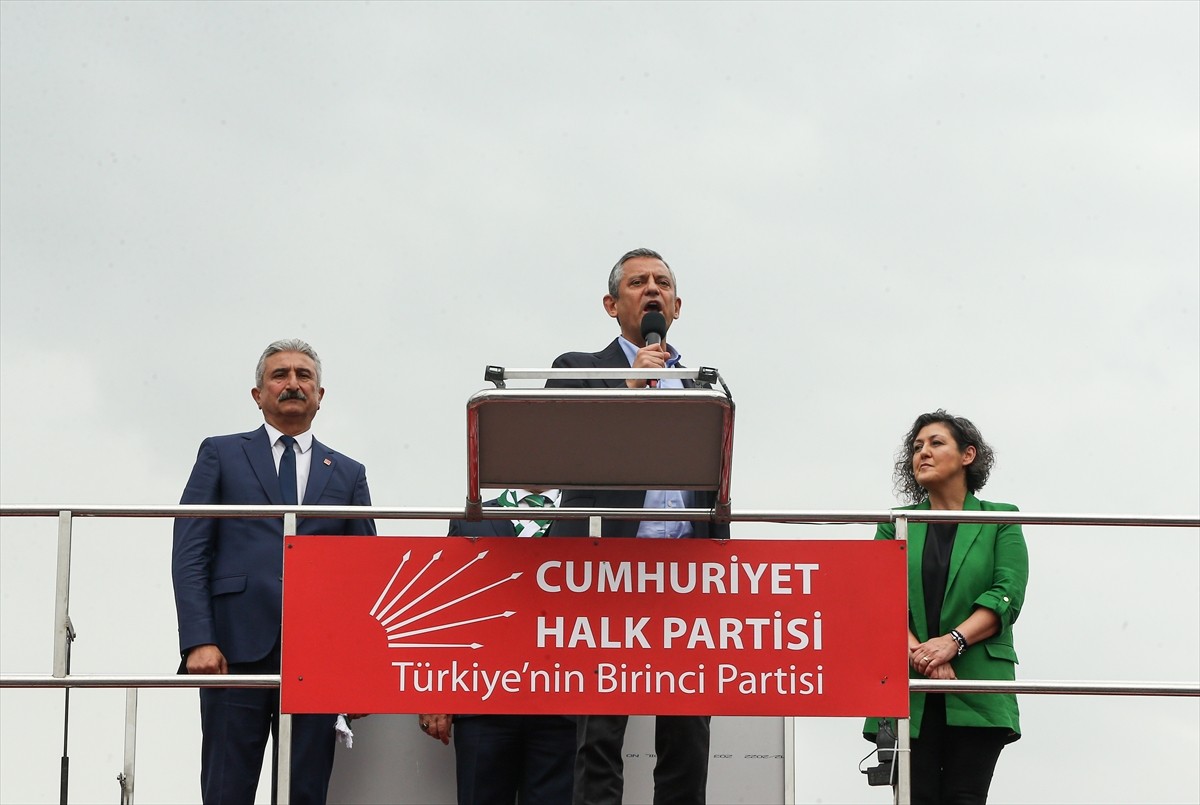 CHP Genel Başkanı Özgür Özel, Kent Meydanı'nda "Millet iradesine sahip çıkıyor" sloganıyla...