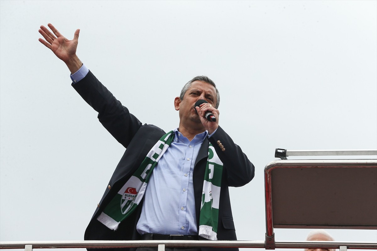 CHP Genel Başkanı Özgür Özel, Kent Meydanı'nda "Millet iradesine sahip çıkıyor" sloganıyla...