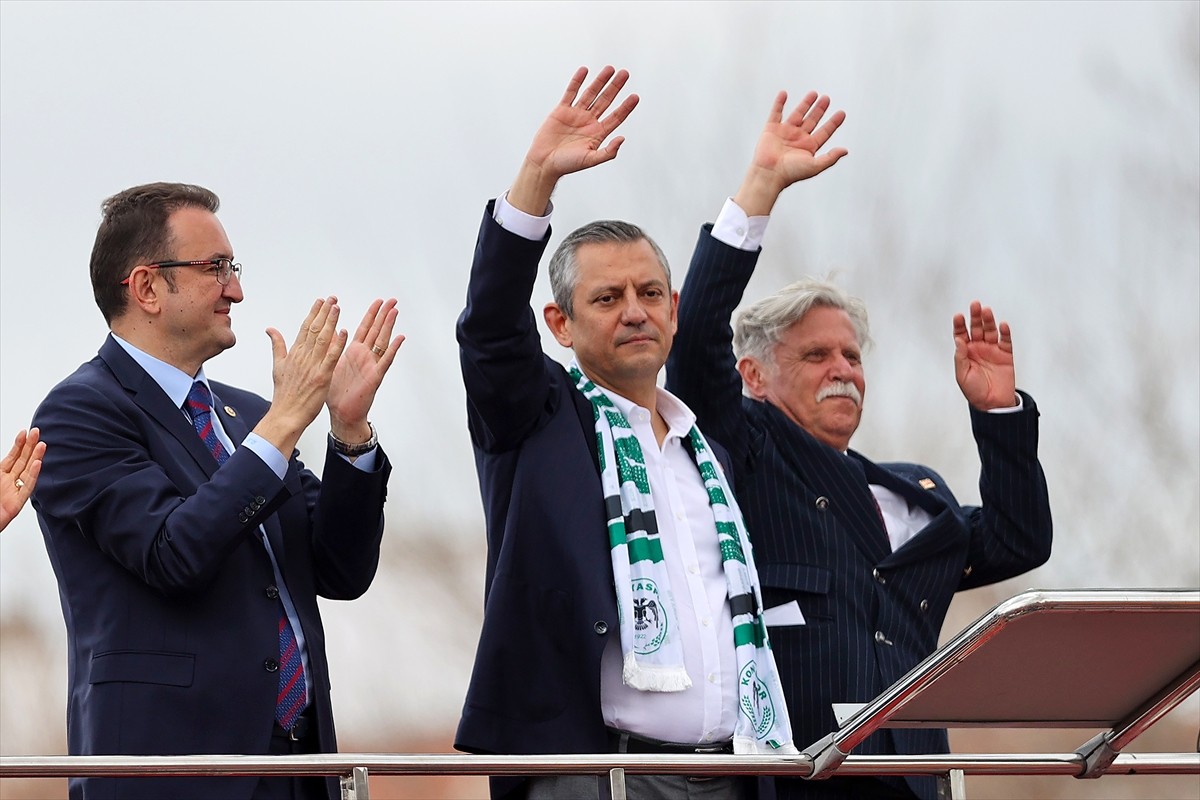 CHP Genel Başkanı Özgür Özel, Konya'da partisinin Kılıçarslan Meydanı'nda düzenlediği mitinge...