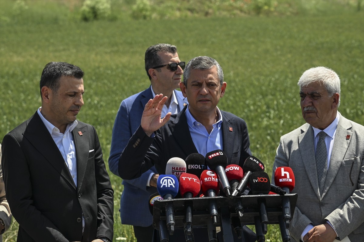 CHP Genel Başkanı Özgür Özel (ortada), CHP Genel Başkanı Özgür Özel, "silahlı terör örgütü PKK/KCK...