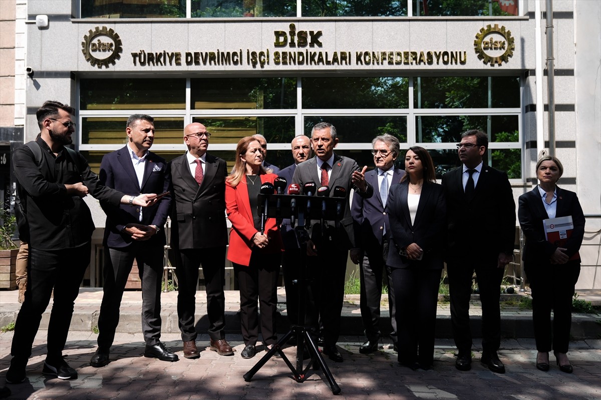 CHP Genel Başkanı Özgür Özel (sağ 5), Türkiye Devrimci İşçi Sendikaları Konfederasyonu'nu (DİSK)...