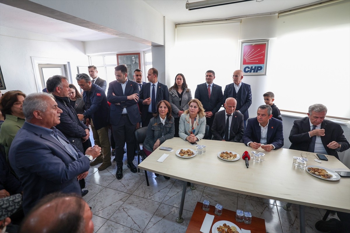 CHP Genel Başkanı Özgür Özel, Şereflikoçhisar'da partisinin ilçe başkanlığını ziyaret etti....