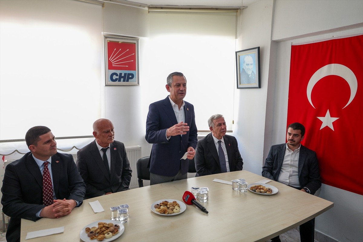 CHP Genel Başkanı Özgür Özel, Şereflikoçhisar'da partisinin ilçe başkanlığını ziyaret etti....