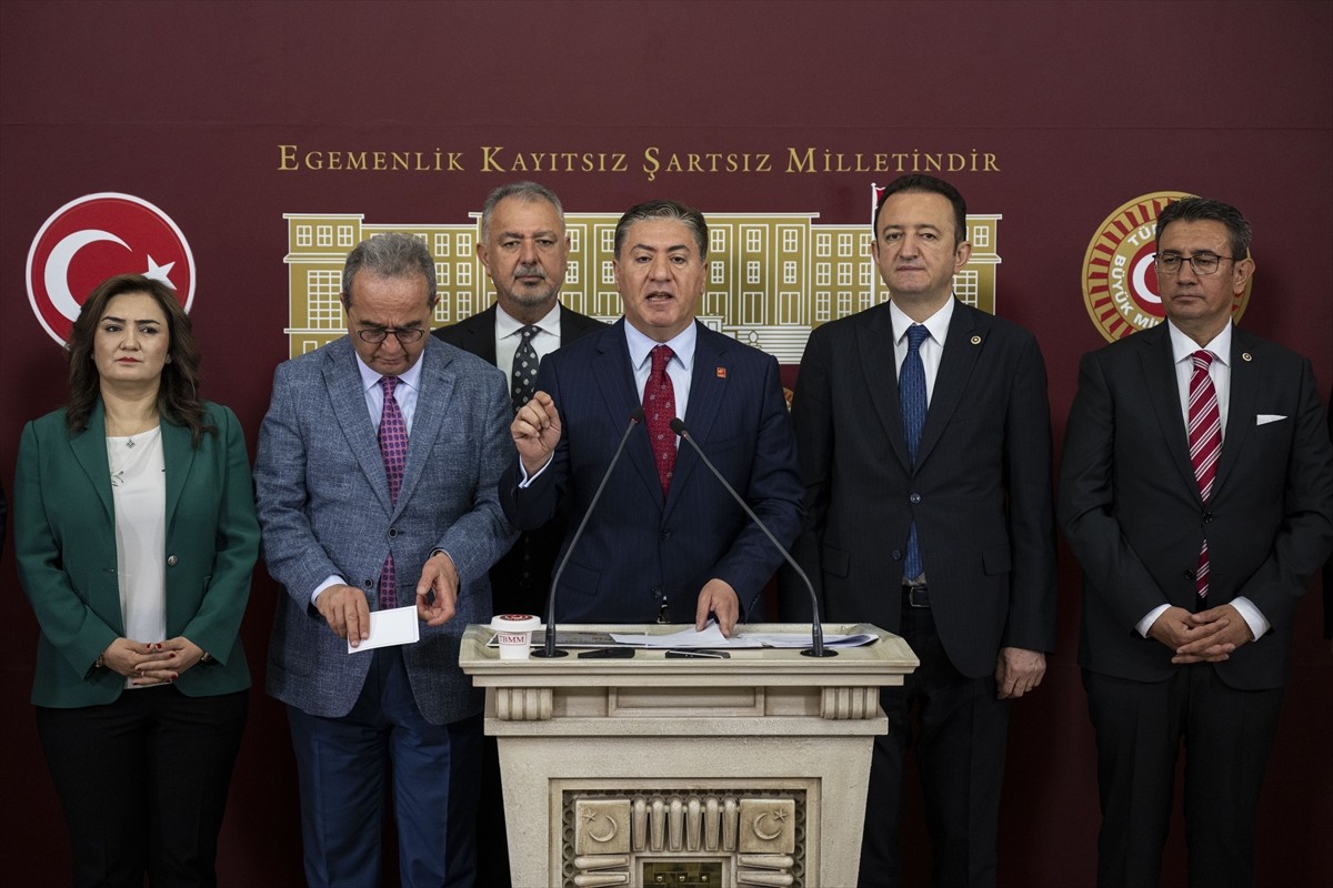 CHP Grup Başkanvekili Murat Emir, CHP'li TBMM Anayasa ve Adalet Komisyonları üyeleriyle birlikte...