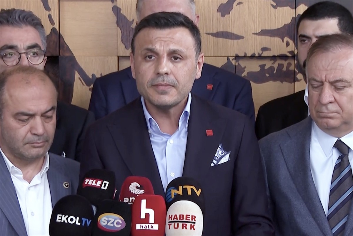 CHP İstanbul İl Başkanı Özgür Çelik, CHP İstanbul İl Başkanlığı'nda basın mensuplarına...