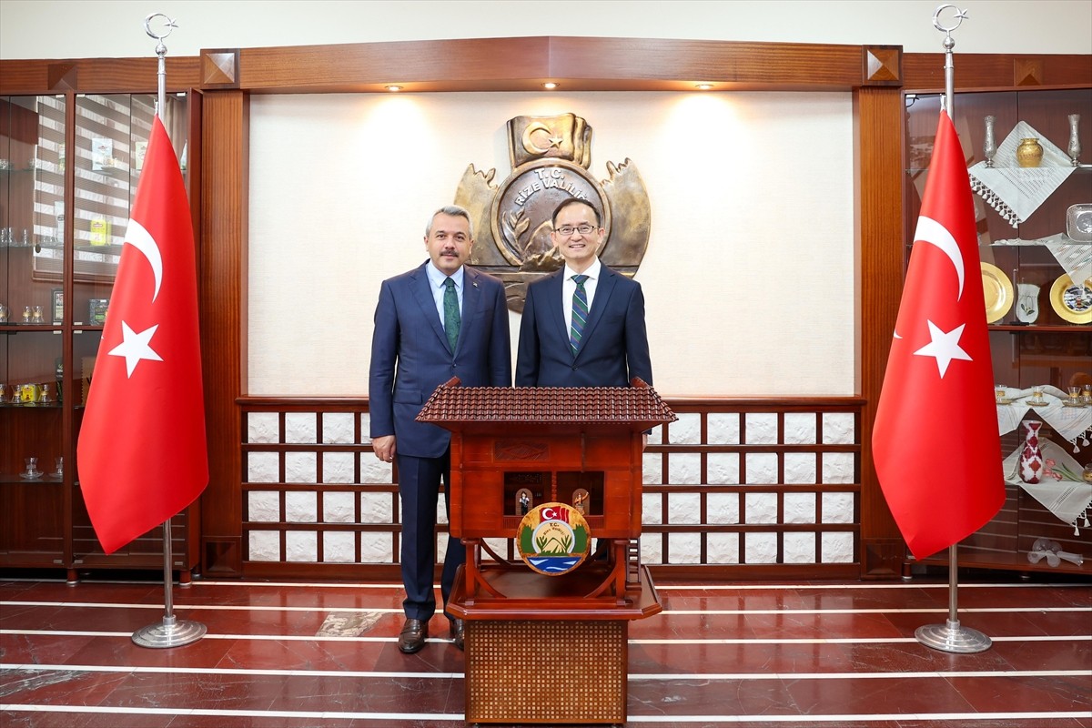 Çin Halk Cumhuriyeti Ankara Büyükelçisi Ciang Şüebin (sağ 2) Rize'deki temasları kapsamında Rize...