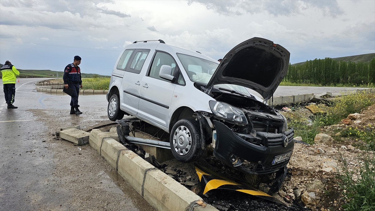 Çorum'da otomobille hafif ticari aracın çarpıştığı kazada 4 kişi yaralandı.