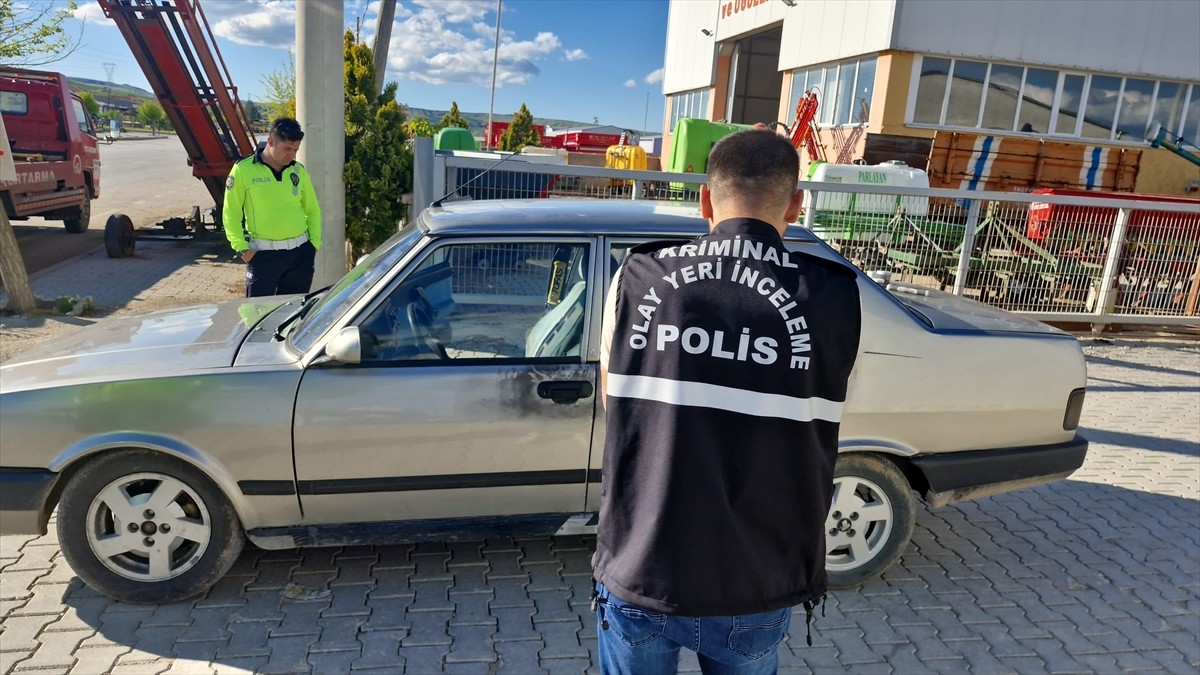 Çorum'un Alaca ilçesinde çalıntı araçla drift atan 4 genç, polisin kovalamacasıyla yakalandı....
