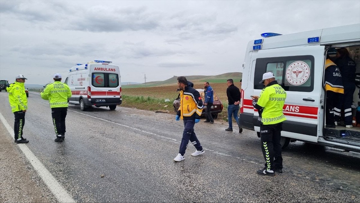 Çorum'un Alaca ilçesinde otomobilin devrilmesi sonucu 6 kişi yaralandı. Kaza yerine sağlık...