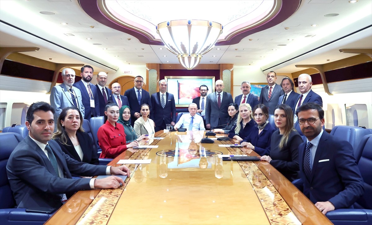 Cumhurbaşkanı Recep Tayyip Erdoğan, Kuzey Kıbrıs Türk Cumhuriyeti'nden (KKTC) dönerken uçakta...