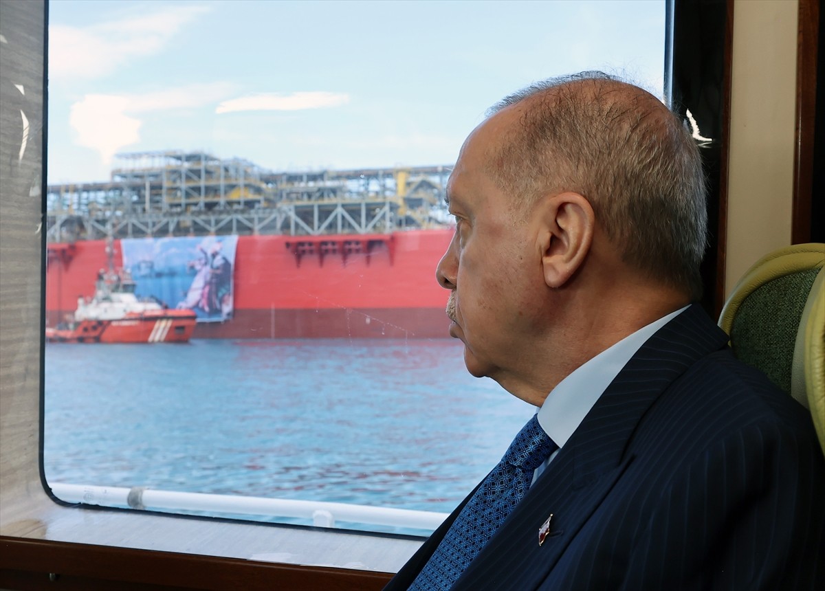 Cumhurbaşkanı Recep Tayyip Erdoğan, Türkiye'nin ilk yüzer doğal gaz üretim platformu (FPU) Osman...