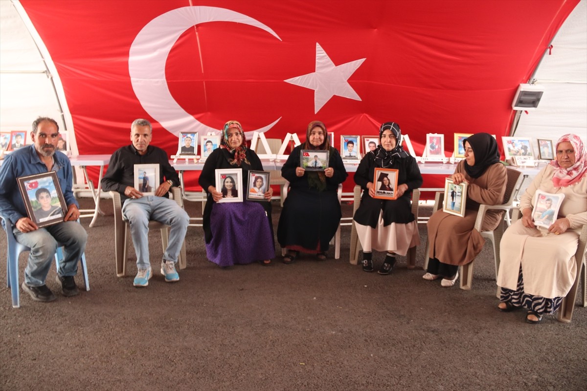 Dağa kaçırılan çocukları için eski HDP il binası önünde oturma eylemi yapan Diyarbakır anneleri...