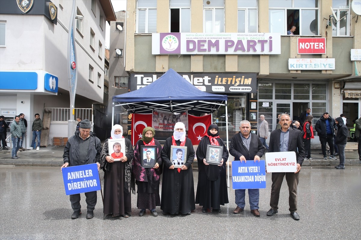 Dağa kaçırılan çocuklarına kavuşma ümidiyle DEM Parti Muş İl Başkanlığı binası önünde eylem yapan...